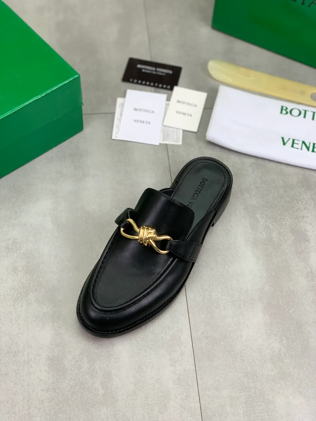 Men's shoes 💰P800 [New model] (genuine leather outsole) water-dyed cow lining 💰High-quality business couple half-slip leather shoes 💎💎💎 BOTTEGA VENETA official website synchronizes the latest top version of BV in the market, accepts material comparison, shoe type comparison, process comparison, practical and textured, versatile and suitable for any occasion, the more you look at it, the more flavorful it becomes. Purely hand-knitted craftsmanship - Upper material, calfskin imported from Italy 🇮🇹 - High-quality water-dyed cowhide lining - Original private model customized leather outsole -Size: Female 35-39 (40 ordered) Male 39-44 (38 45 can be customized) Color: Multiple colors available